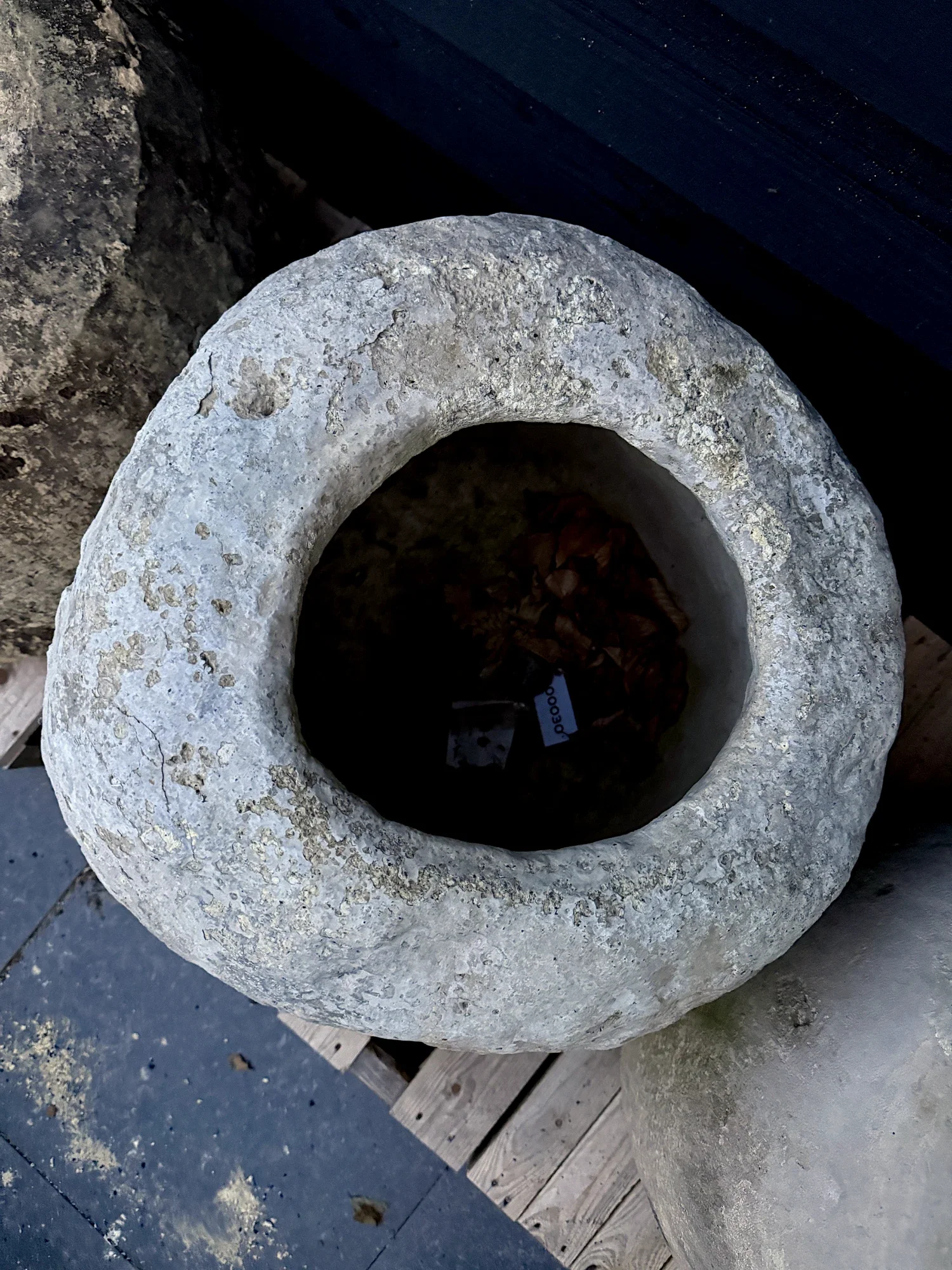 Sculpturale natuurstenen keipot, bemost (65×60), verweerde kalksteen met natuurlijke patina, handgemaakt in Indonesië foto 5