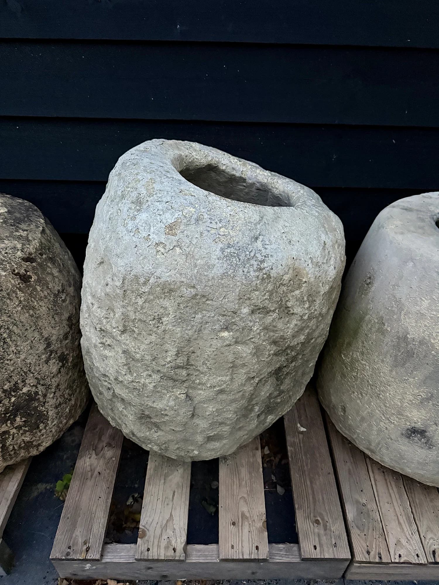 Sculpturale natuurstenen keipot, bemost (65×60), verweerde kalksteen met natuurlijke patina, handgemaakt in Indonesië foto 6