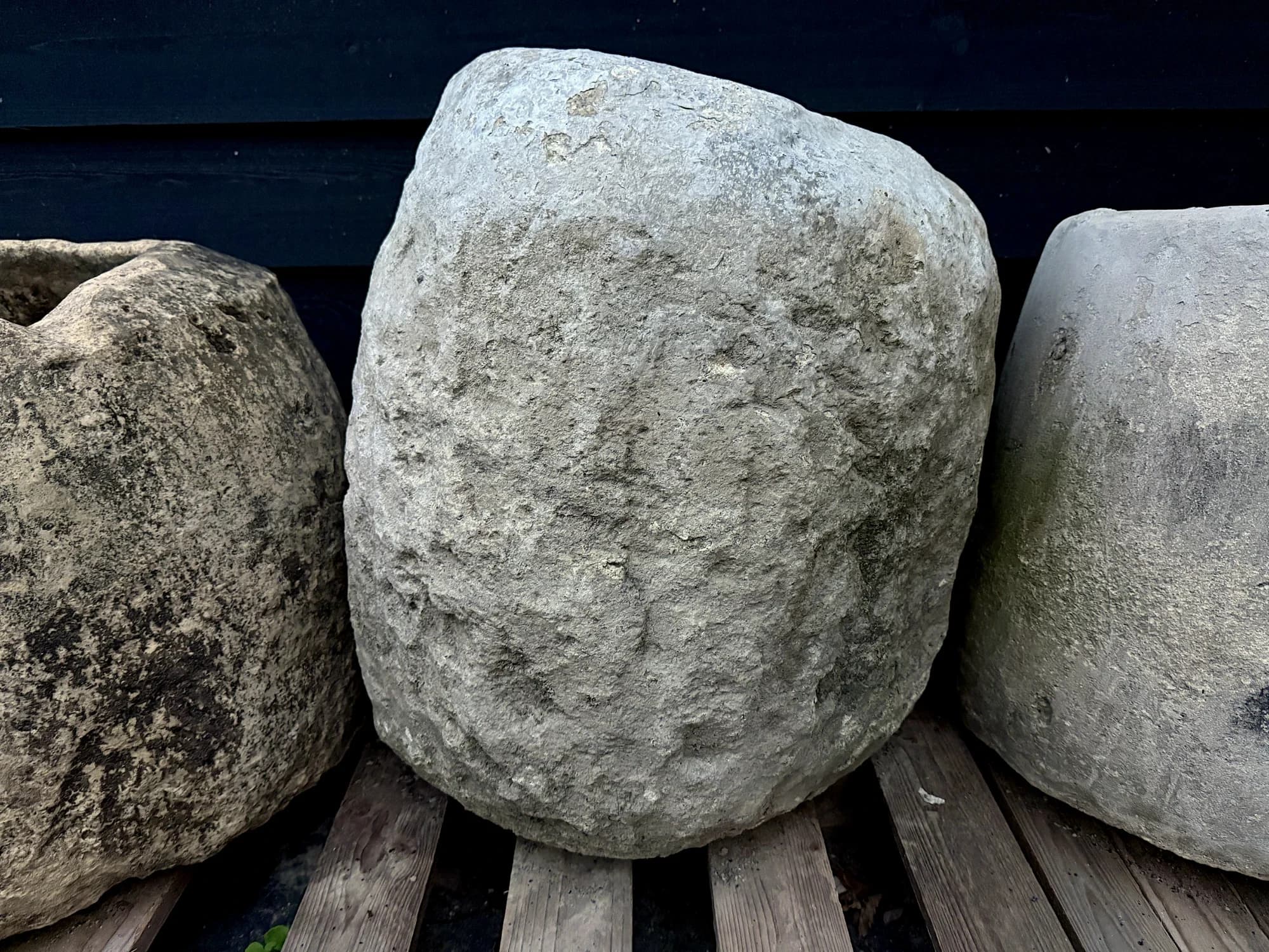 Sculpturale natuurstenen keipot, bemost (65×60), verweerde kalksteen met natuurlijke patina, handgemaakt in Indonesië foto 7