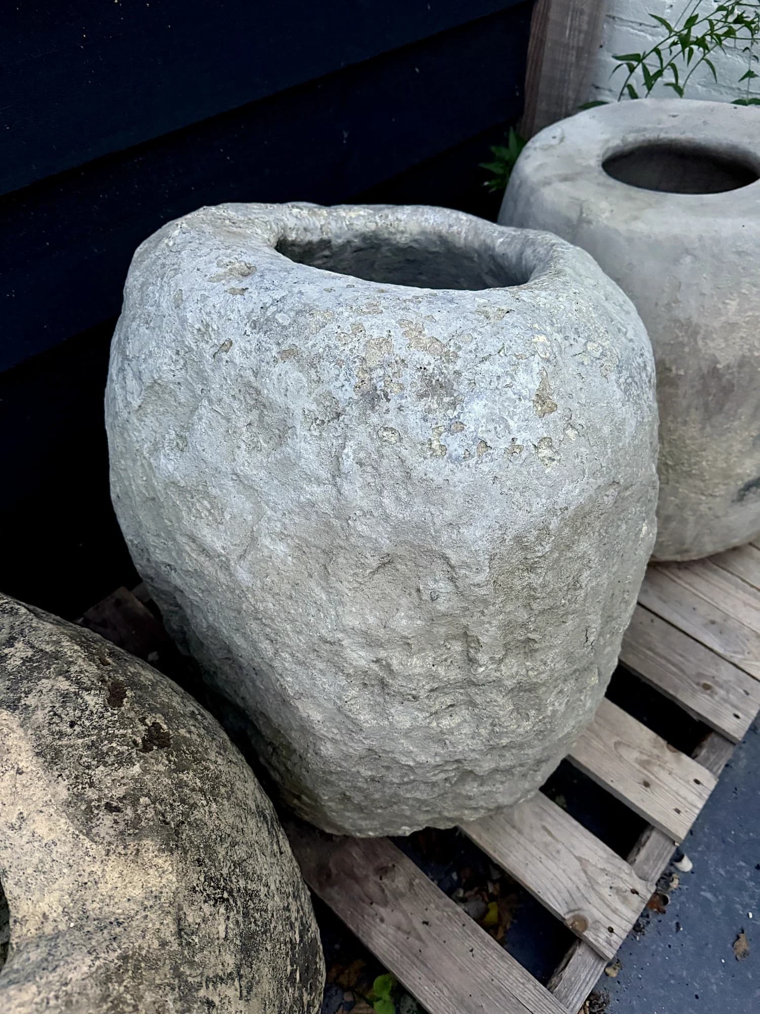 Sculpturale natuurstenen keipot, bemost (65×60), verweerde kalksteen met natuurlijke patina, handgemaakt in Indonesië foto 8