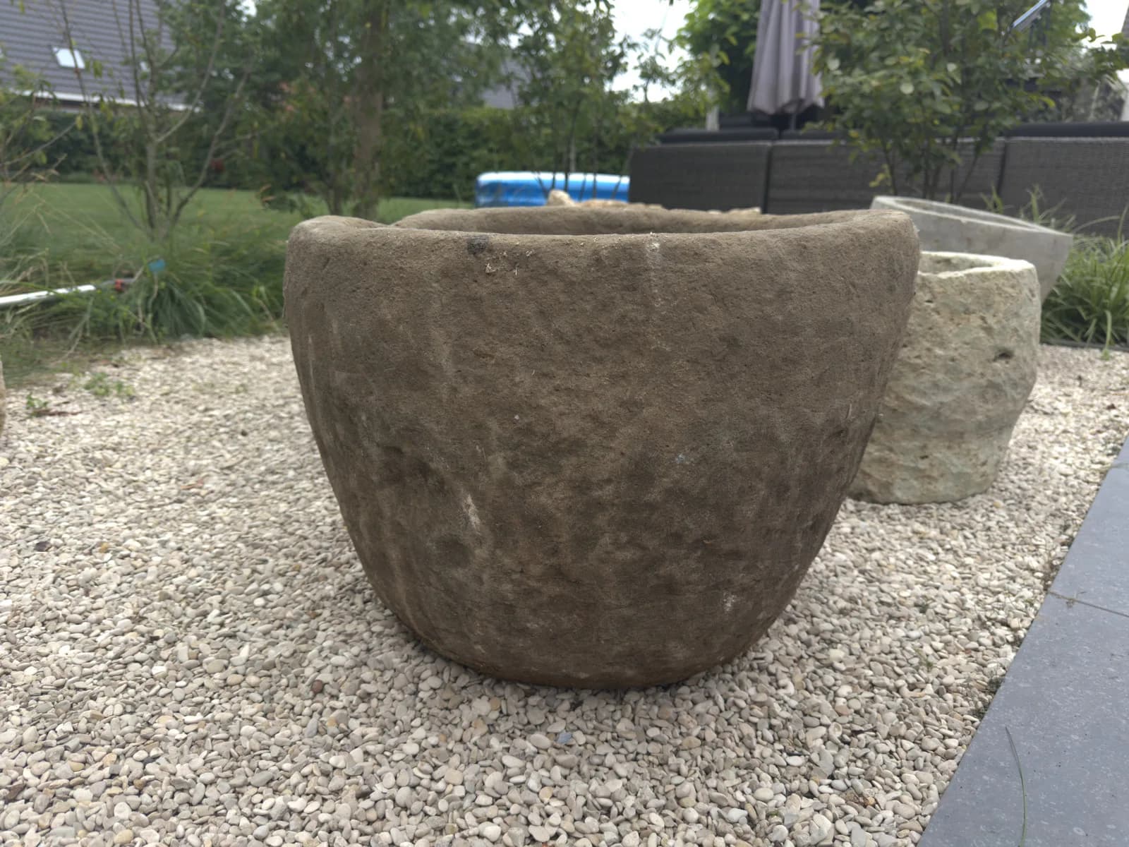 Natuurstenen pot, warm beige, diepe komvorm met golvende rand, handgemaakt en verweerd, persoonlijk ingekocht in Indonesië