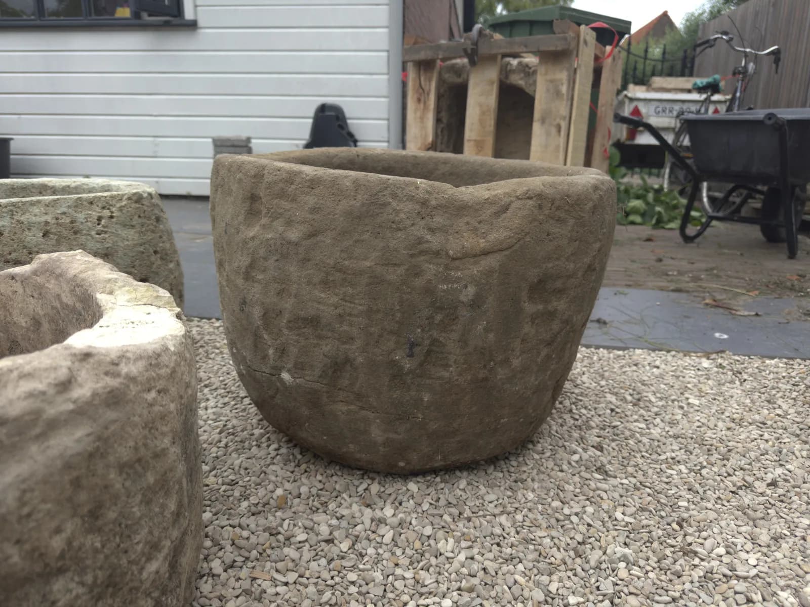 Natuurstenen pot, warm beige, diepe komvorm met golvende rand, verweerde kalksteen met natuurlijke patina, handgemaakt in Indonesië foto 2