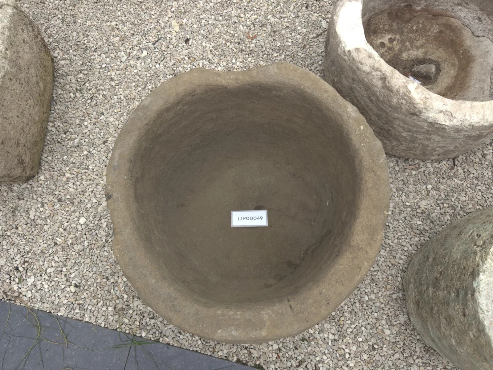 Natuurstenen pot, warm beige, diepe komvorm met golvende rand, verweerde kalksteen met natuurlijke patina, handgemaakt in Indonesië foto 3