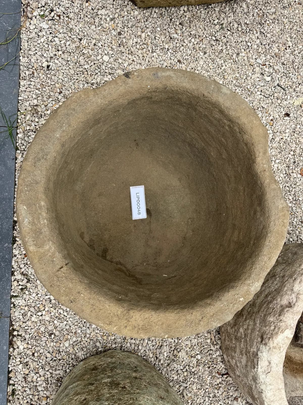 Natuurstenen pot, warm beige, diepe komvorm met golvende rand, verweerde kalksteen met natuurlijke patina, handgemaakt in Indonesië foto 4