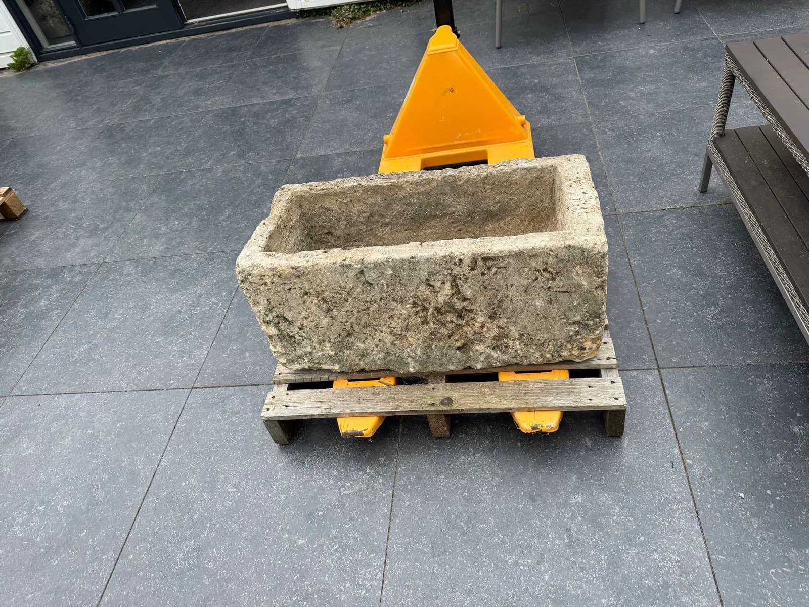 Natuurstenen trog, smal en langwerpig, strakke rechthoekige vorm, verweerde kalksteen met natuurlijke patina, handgemaakt in Indonesië foto 4