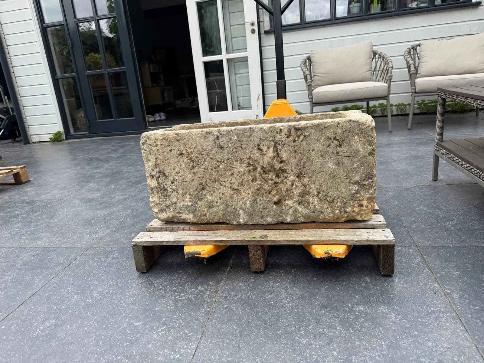 Natuurstenen trog, smal en langwerpig, strakke rechthoekige vorm, verweerde kalksteen met natuurlijke patina, handgemaakt in Indonesië foto 2
