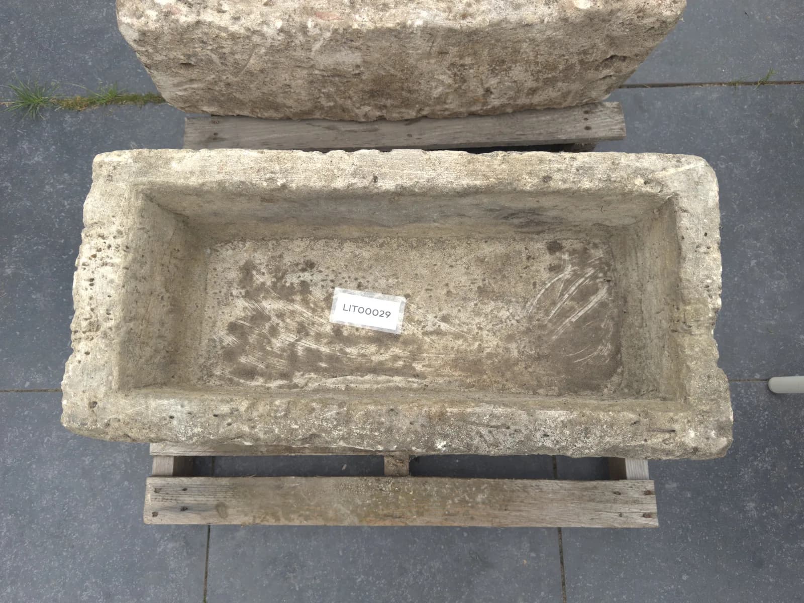 Natuurstenen trog, smal en langwerpig, strakke rechthoekige vorm, verweerde kalksteen met natuurlijke patina, handgemaakt in Indonesië foto 5