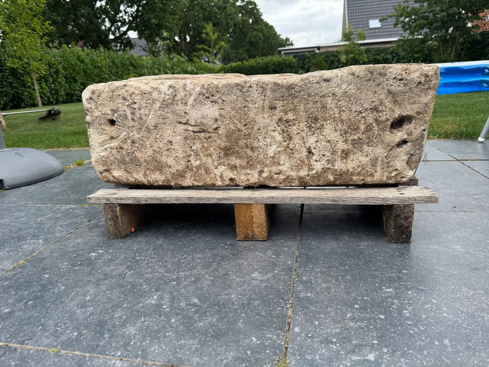Natuurstenen trog, laag en breed, met dikke golvende rand, verweerde kalksteen met natuurlijke patina, handgemaakt in Indonesië foto 2