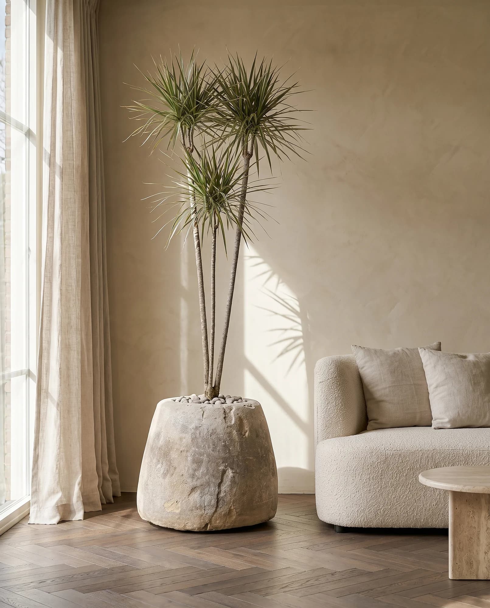 Doorleefde natuurstenen pot met mospatina, rond (55×62), verweerde kalksteen met natuurlijke patina, handgemaakt in Indonesië foto 2