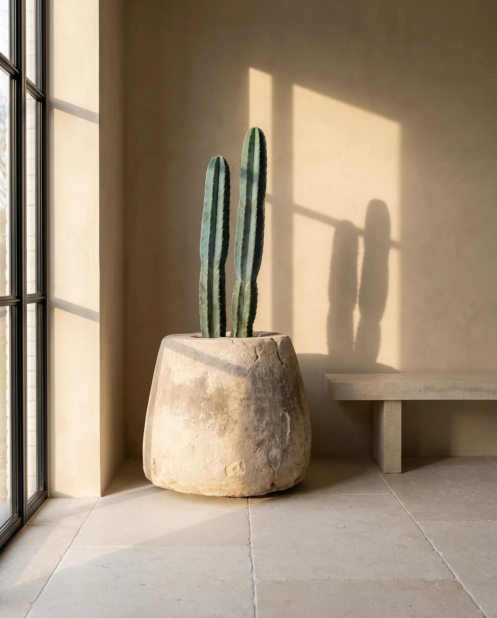 Doorleefde natuurstenen pot met mospatina, rond (55×62), verweerde kalksteen met natuurlijke patina, handgemaakt in Indonesië foto 3