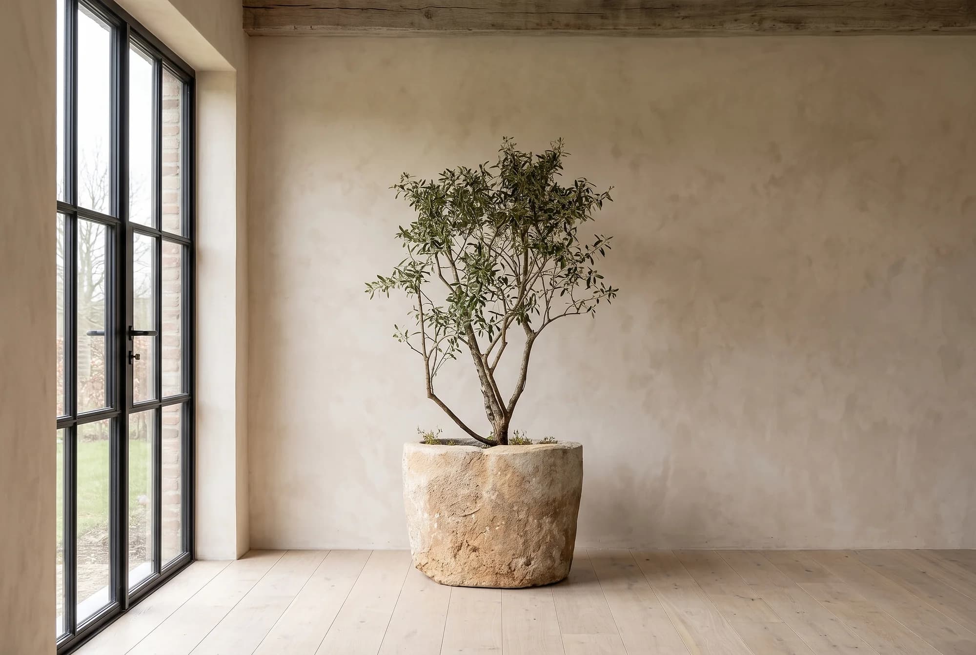 Imposante natuurstenen pot, beige, rond (55×80), verweerde kalksteen met natuurlijke patina, handgemaakt in Indonesië foto 2