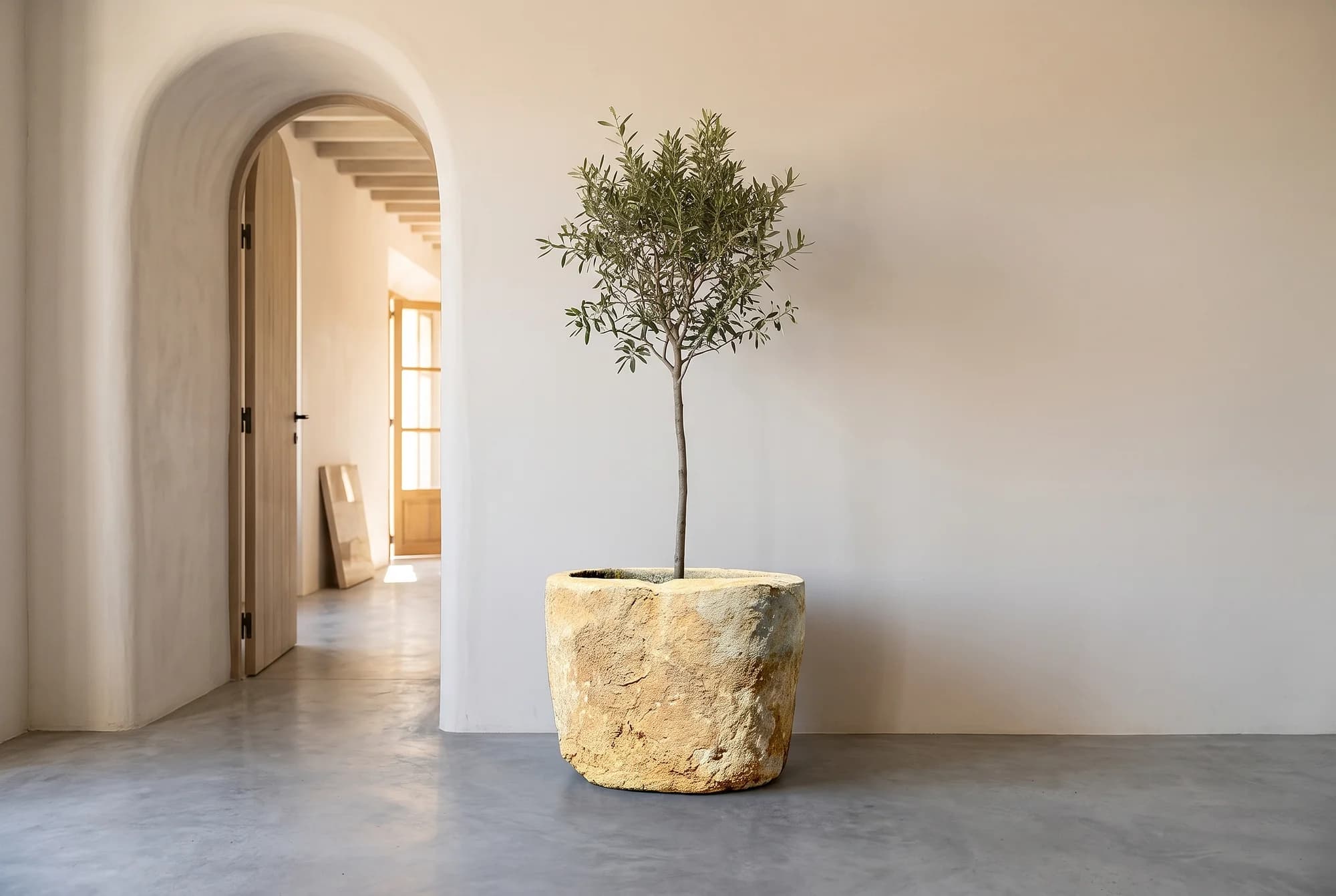 Imposante natuurstenen pot, beige, rond (55×80), verweerde kalksteen met natuurlijke patina, handgemaakt in Indonesië foto 3