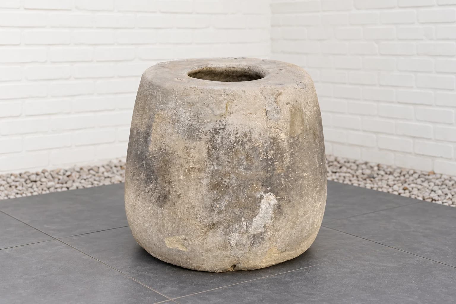 Doorleefde natuurstenen pot met mospatina, rond (55×62), handgemaakt en verweerd, persoonlijk ingekocht in Indonesië