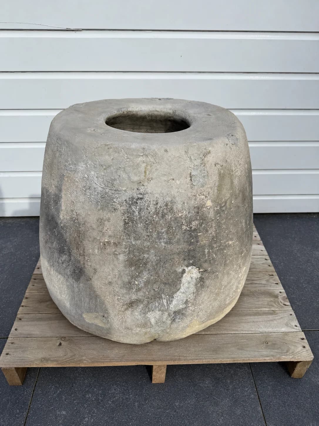 Doorleefde natuurstenen pot met mospatina, rond (55×62), verweerde kalksteen met natuurlijke patina, handgemaakt in Indonesië foto 4