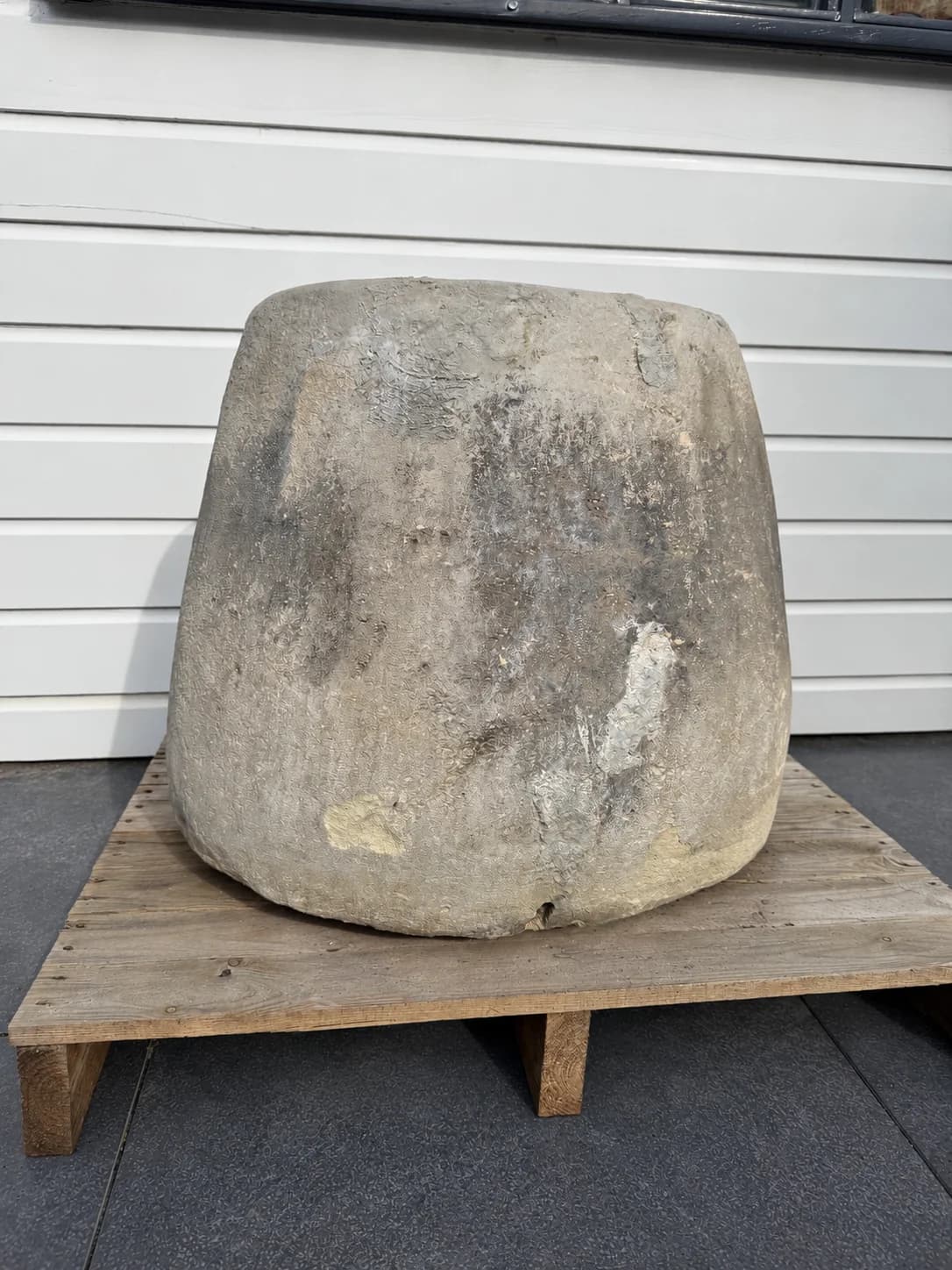 Doorleefde natuurstenen pot met mospatina, rond (55×62), verweerde kalksteen met natuurlijke patina, handgemaakt in Indonesië foto 5