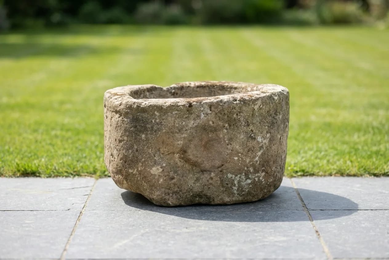 Natuurstenen pot, beige, rond met doorleefde patina, verweerde kalksteen met natuurlijke patina, handgemaakt in Indonesië foto 2