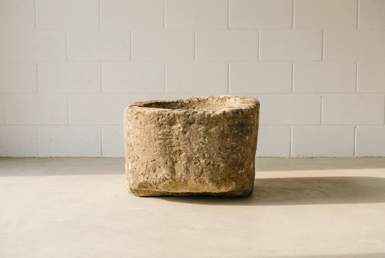 Natuurstenen pot, beige, rond met doorleefde patina, verweerde kalksteen met natuurlijke patina, handgemaakt in Indonesië foto 3
