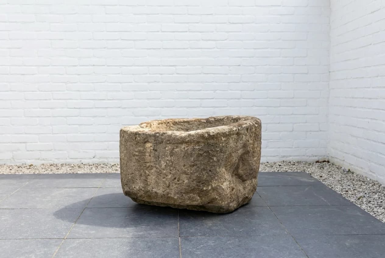 Natuurstenen pot, beige, rond met doorleefde patina, verweerde kalksteen met natuurlijke patina, handgemaakt in Indonesië foto 5