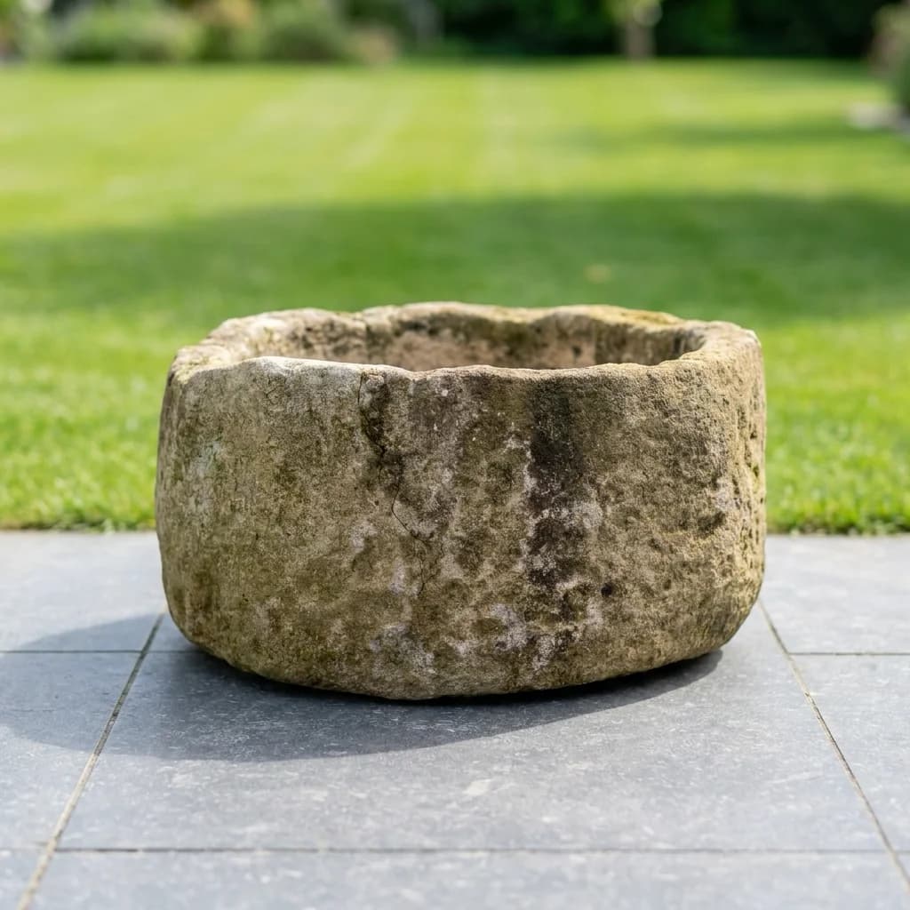 Natuurstenen pot, warm okerbeige, breed rond model, verweerde kalksteen met natuurlijke patina, handgemaakt in Indonesië foto 2