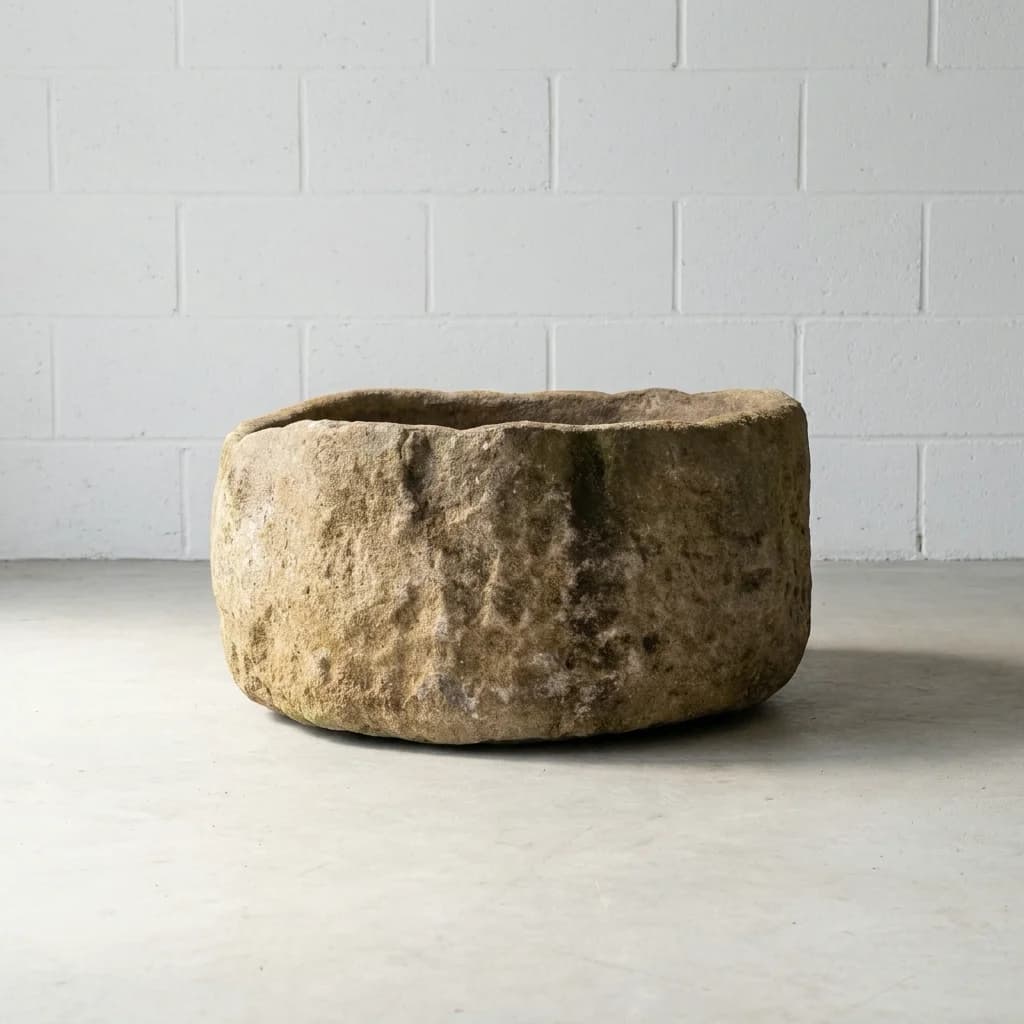 Natuurstenen pot, warm okerbeige, breed rond model, verweerde kalksteen met natuurlijke patina, handgemaakt in Indonesië foto 3