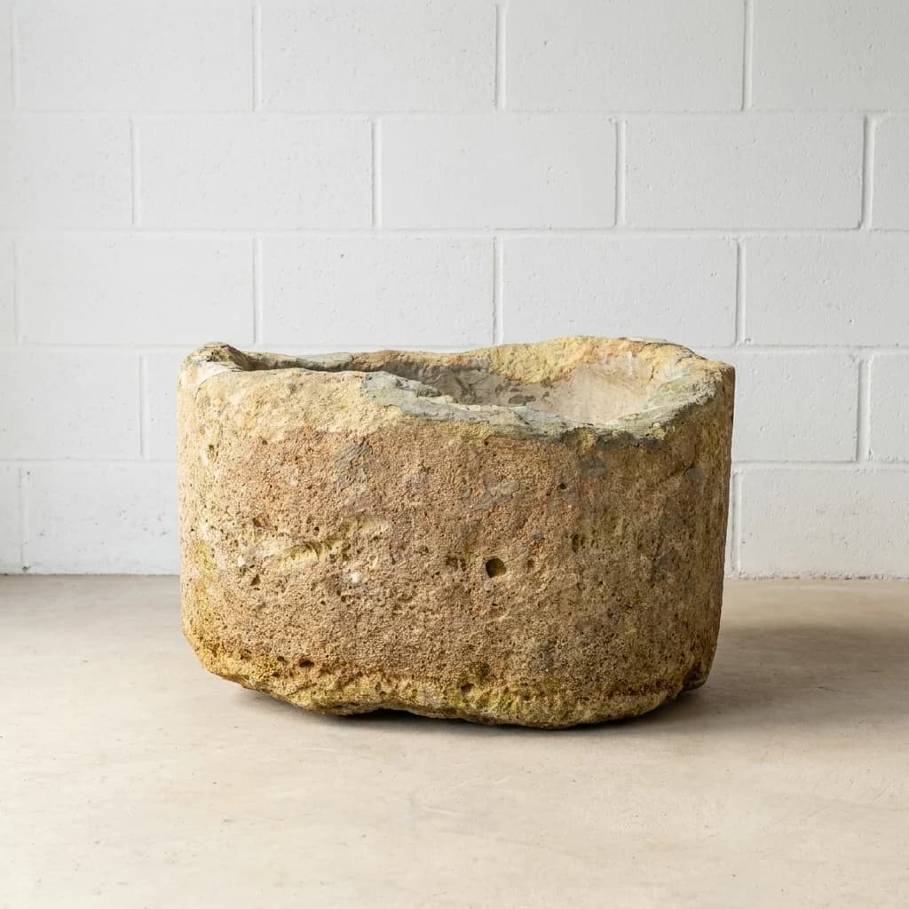 Doorleefde jumbo natuurstenen pot met dikke randen, rond (46h Ø85), verweerde kalksteen met natuurlijke patina, handgemaakt in Indonesië foto 2