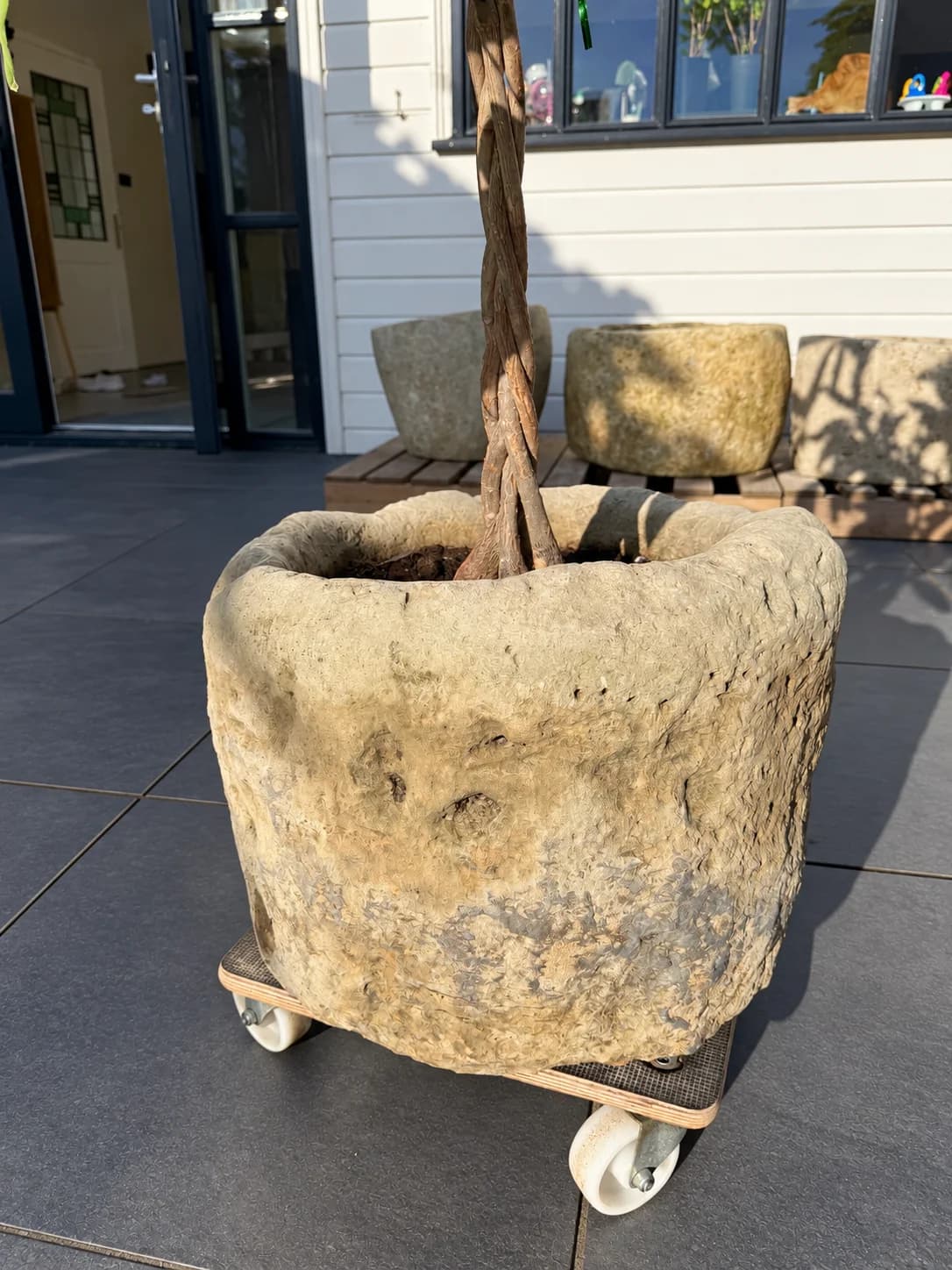 Natuurstenen pot, zandbeige, hoog en rond met natuurlijke holte, verweerde kalksteen met natuurlijke patina, handgemaakt in Indonesië foto 2