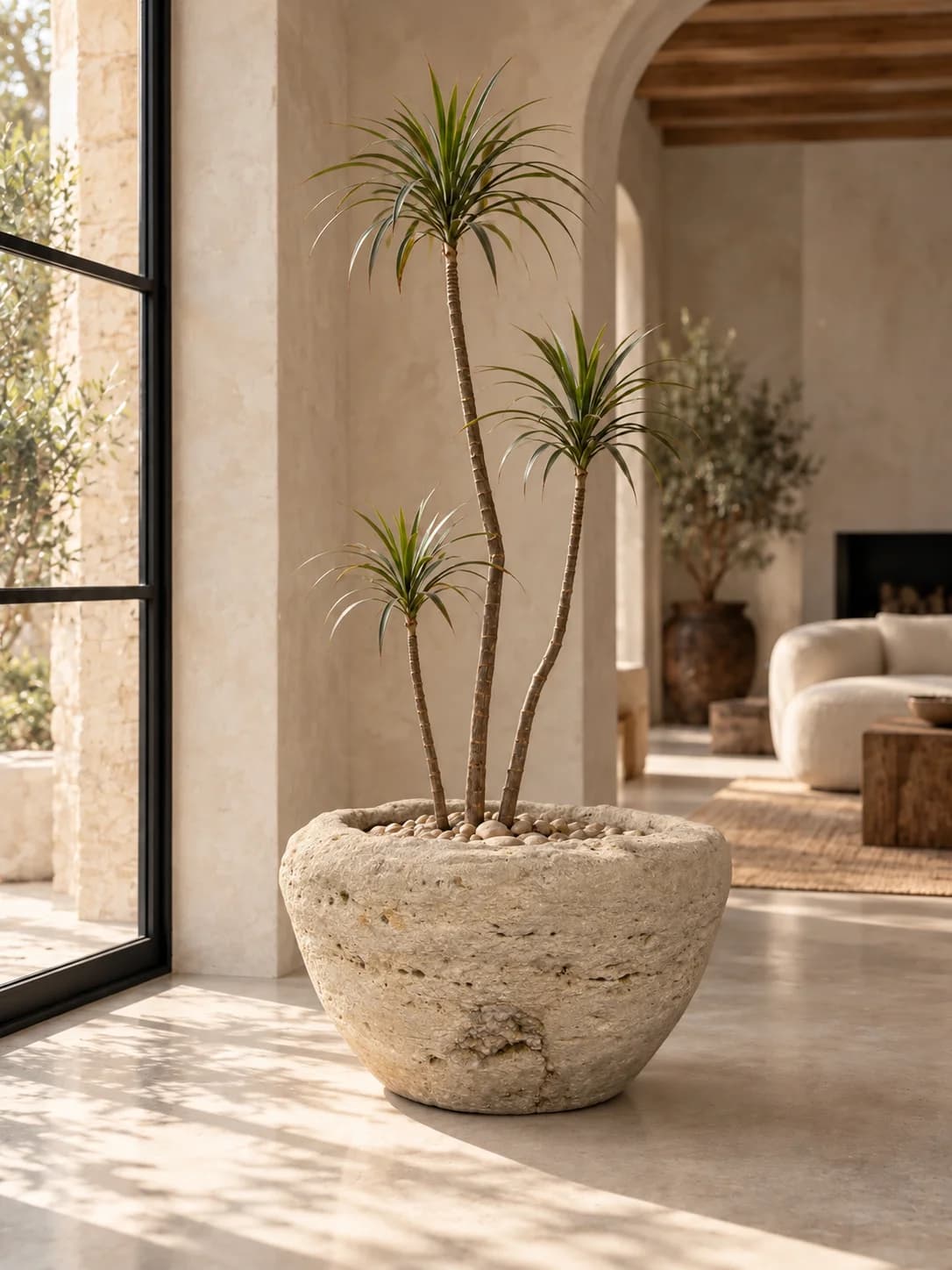 Natuurstenen pot, zandbeige, diepe komvorm, verweerde kalksteen met natuurlijke patina, handgemaakt in Indonesië foto 3