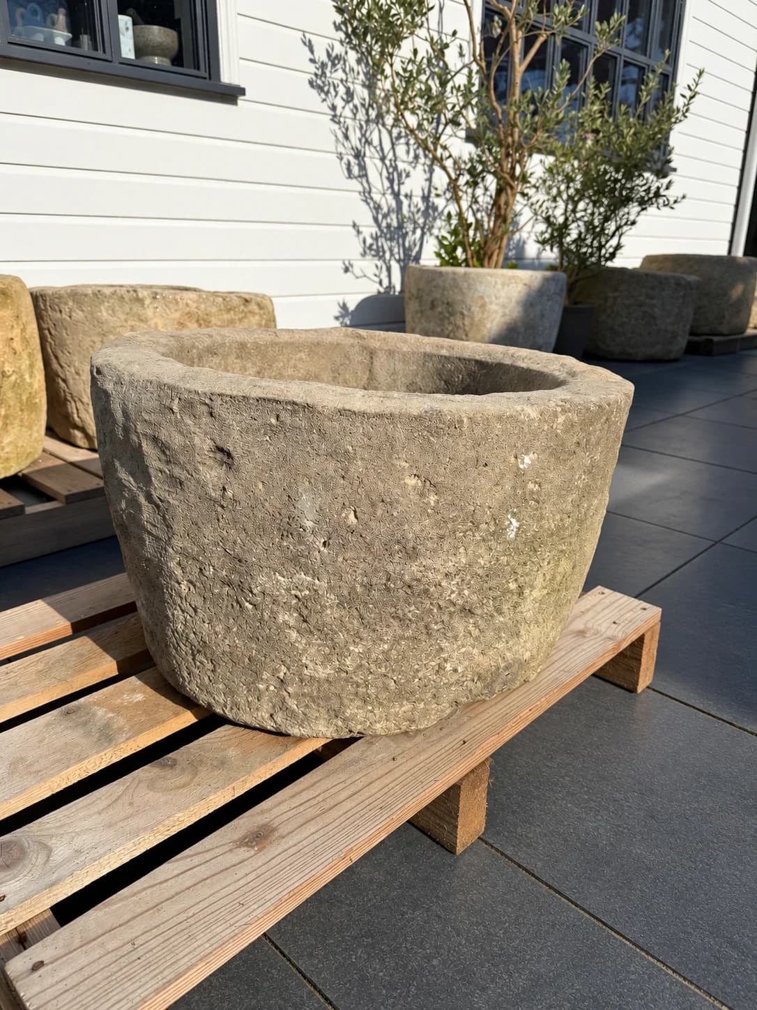 Natuurstenen pot, grijs, rond met mospatina, verweerde kalksteen met natuurlijke patina, handgemaakt in Indonesië foto 4