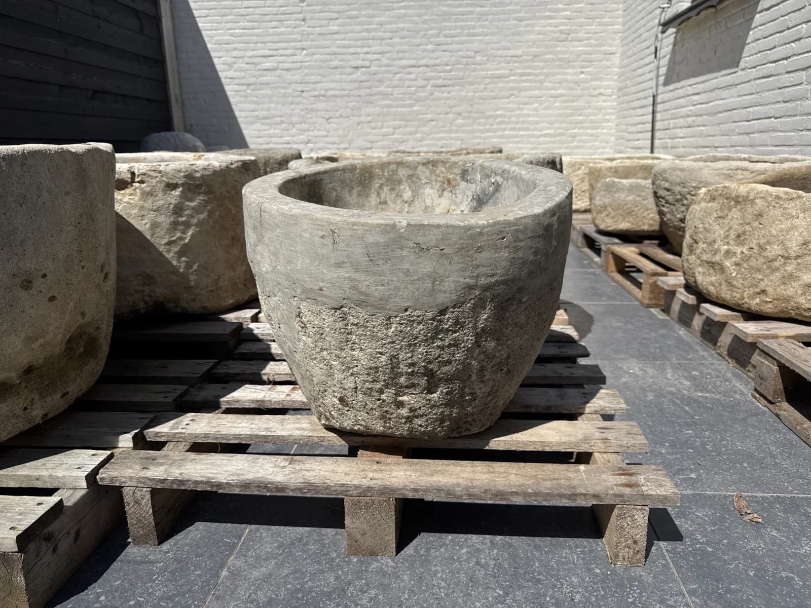 Ruige natuurstenen pot met grove textuur (43 x 52), handgemaakt en verweerd, persoonlijk ingekocht in Indonesië