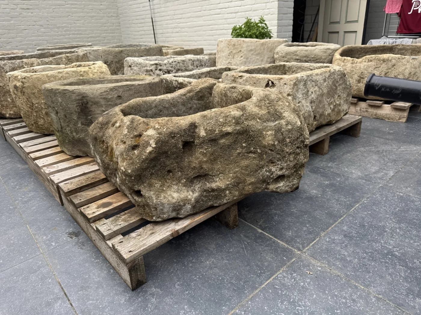 Natuurstenen trog, organisch gevormd met ruwe rand, verweerde kalksteen met natuurlijke patina, handgemaakt in Indonesië foto 10