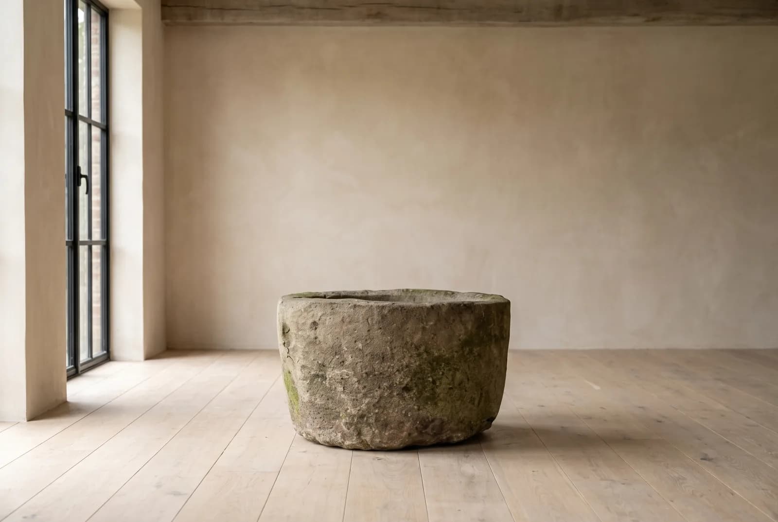 Natuurstenen pot, grijs, rond met mospatina, verweerde kalksteen met natuurlijke patina, handgemaakt in Indonesië foto 3
