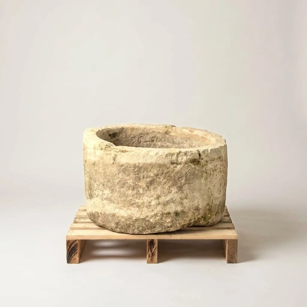Natuurstenen pot met lichte patina, beige, rond (42×74), handgemaakt en verweerd, persoonlijk ingekocht in Indonesië