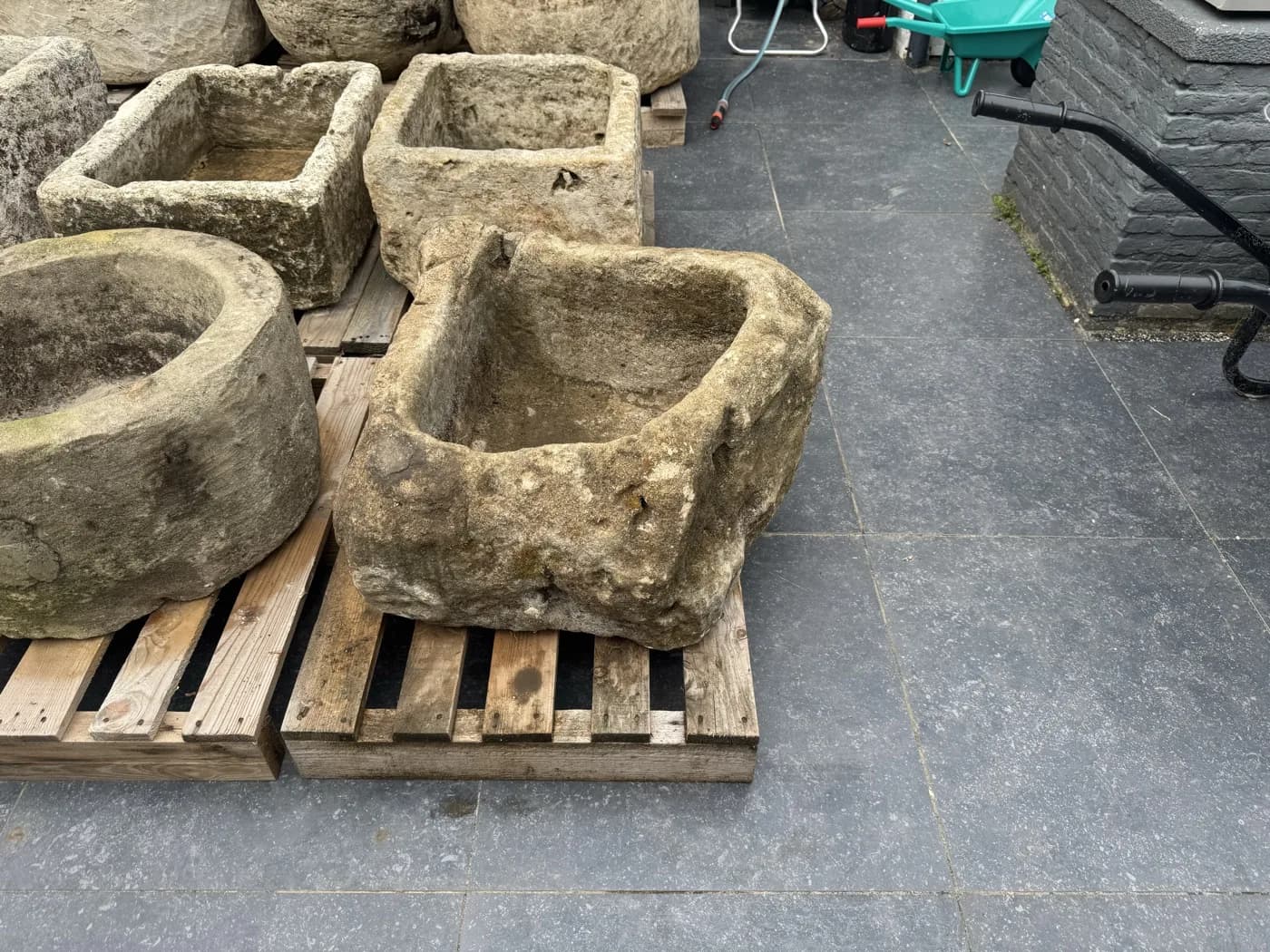 Natuurstenen trog, organisch gevormd met ruwe rand, verweerde kalksteen met natuurlijke patina, handgemaakt in Indonesië foto 12