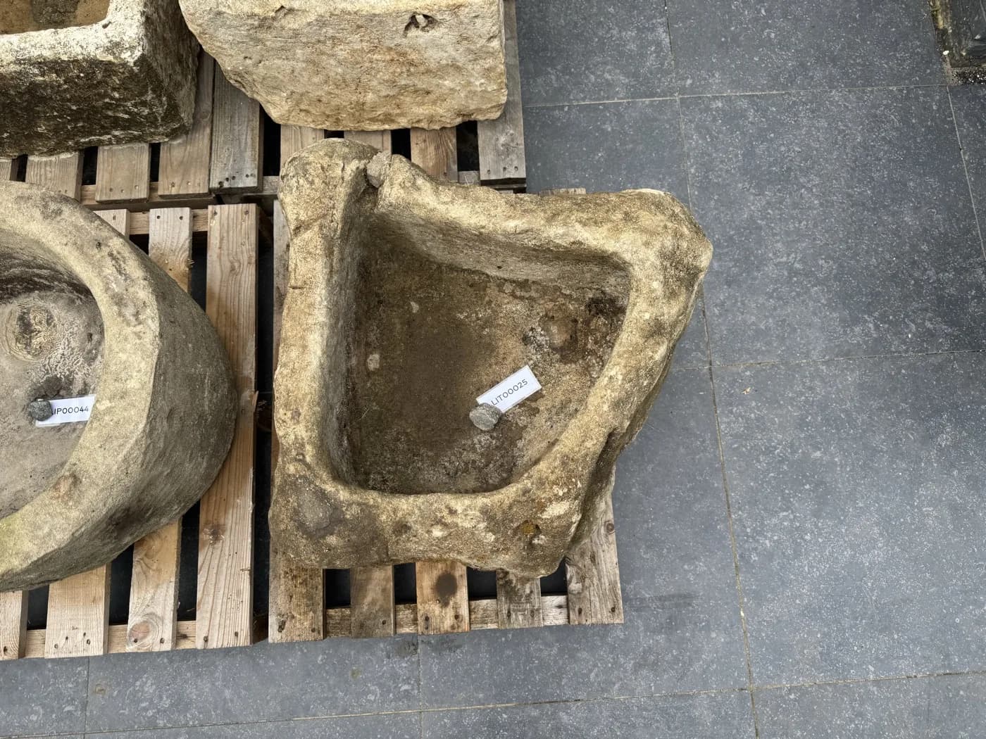 Natuurstenen trog, organisch gevormd met ruwe rand, verweerde kalksteen met natuurlijke patina, handgemaakt in Indonesië foto 13