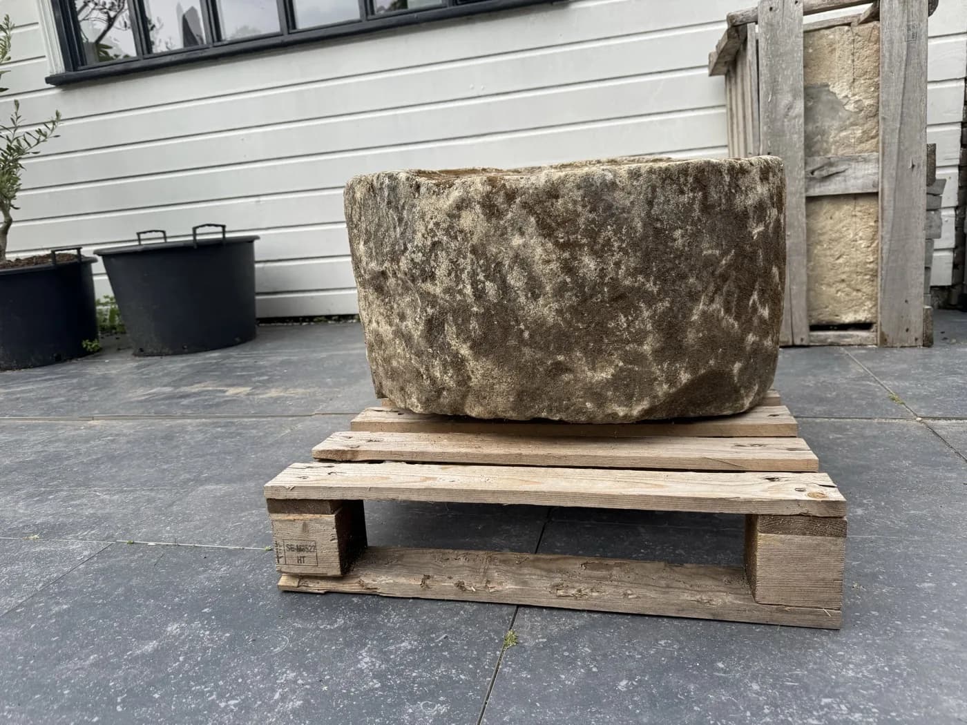 Natuurstenen pot, beige, rond en zwaar verweerd, verweerde kalksteen met natuurlijke patina, handgemaakt in Indonesië foto 16