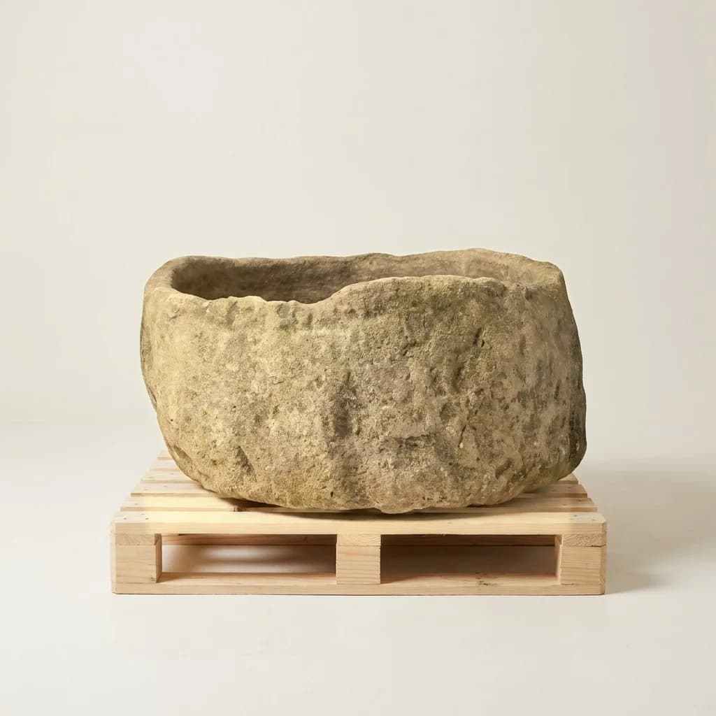 Natuurstenen pot, warm okerbeige, breed rond model, handgemaakt en verweerd, persoonlijk ingekocht in Indonesië