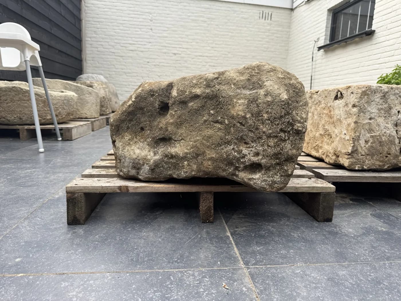 Natuurstenen trog, organisch gevormd met ruwe rand, verweerde kalksteen met natuurlijke patina, handgemaakt in Indonesië foto 7