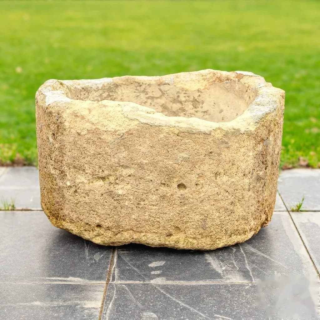 Doorleefde jumbo natuurstenen pot met dikke randen, rond (46h Ø85), handgemaakt en verweerd, persoonlijk ingekocht in Indonesië