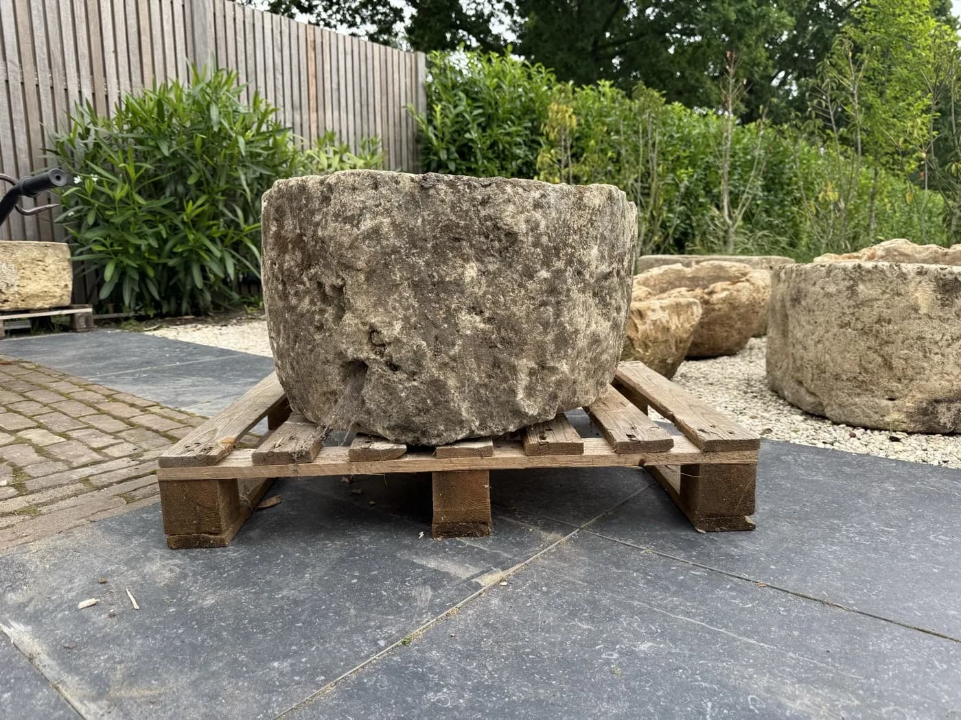 Natuurstenen pot, beige, rond en zwaar verweerd, verweerde kalksteen met natuurlijke patina, handgemaakt in Indonesië foto 14
