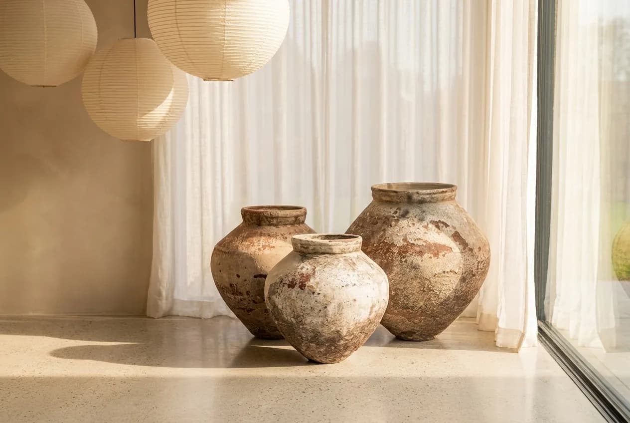 Antieke terracotta kruiken en vazen van Montung