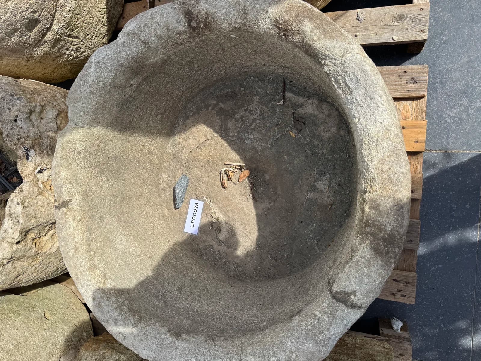 Natuurstenen pot met zachte patina, grijs, rond (40×78), verweerde klei met natuurlijke patina, handgemaakt in Indonesië foto 3