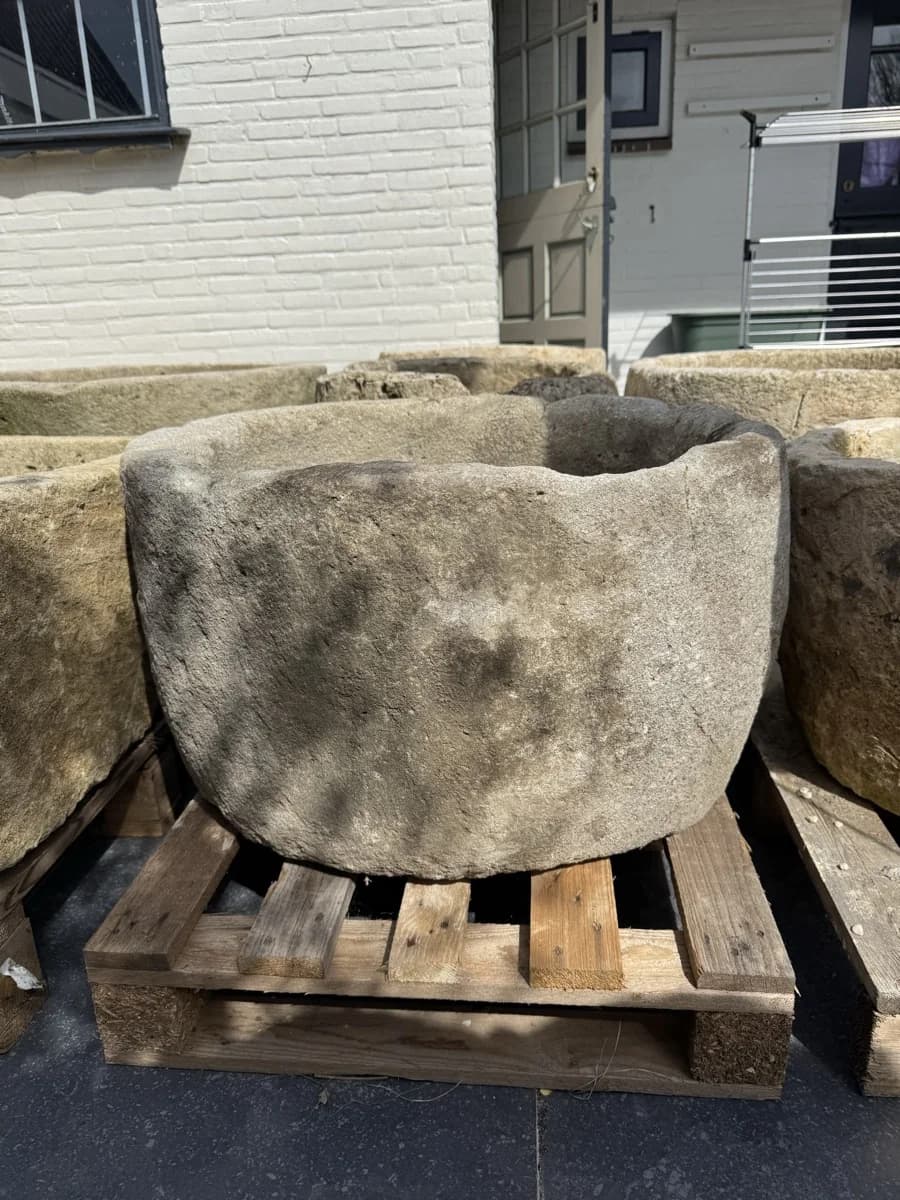 Natuurstenen pot met zachte patina, grijs, rond (40×78), handgemaakt en verweerd, persoonlijk ingekocht in Indonesië