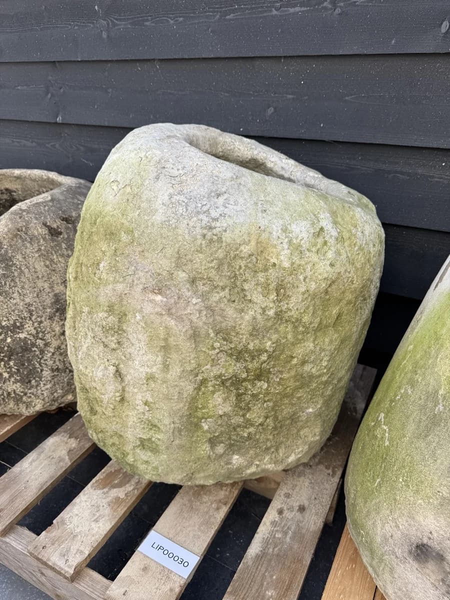 Sculpturale natuurstenen keipot, bemost (65×60), handgemaakt en verweerd, persoonlijk ingekocht in Indonesië