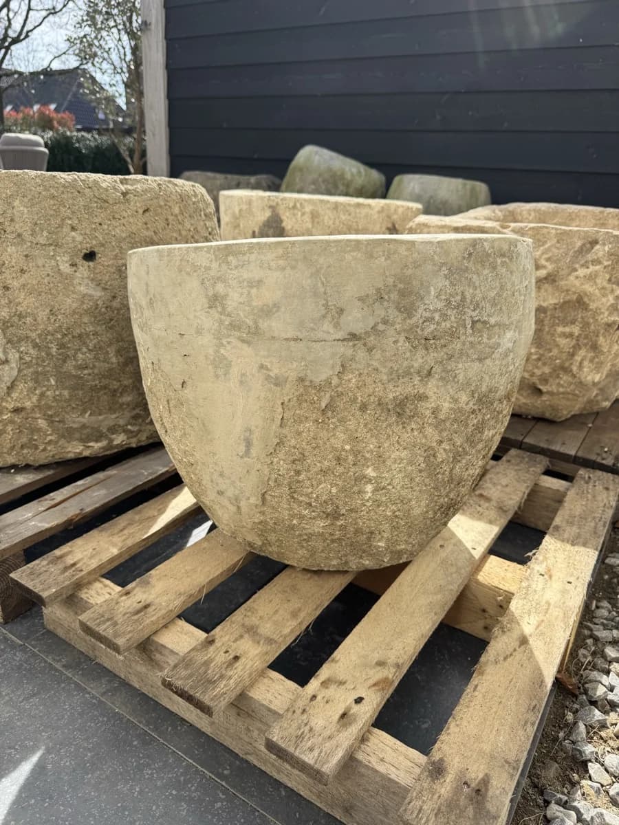 Natuurstenen kom-pot, zandkleurig, rond (47×58), handgemaakt en verweerd, persoonlijk ingekocht in Indonesië