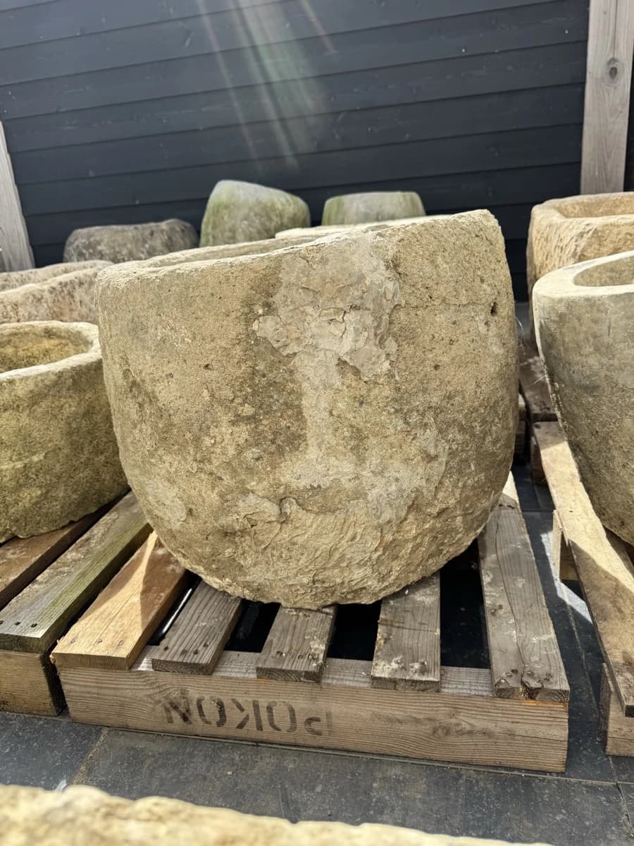 Ruige natuurstenen pot met grove textuur (43 x 52), handgemaakt en verweerd, persoonlijk ingekocht in Indonesië