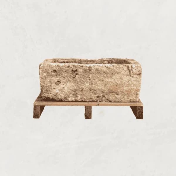 Antieke massieve natuurstenen trog met diepe patina (28×75×51), handgemaakt en verweerd, persoonlijk ingekocht in Indonesië