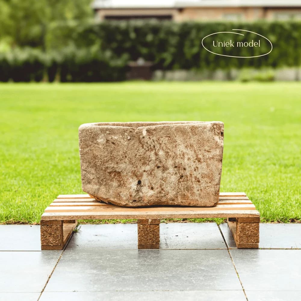 Natuurstenen trog met grijze patina, beige, schuine hoek (32×55×37), handgemaakt en verweerd, persoonlijk ingekocht in Indonesië