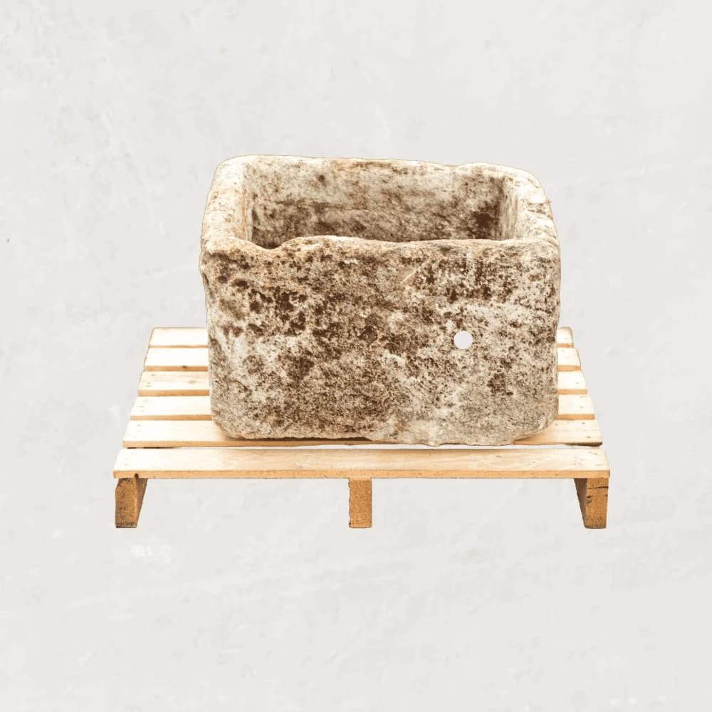 Natuurstenen trog met mospatina, vierkant, karaktervol (37×60×53), handgemaakt en verweerd, persoonlijk ingekocht in Indonesië