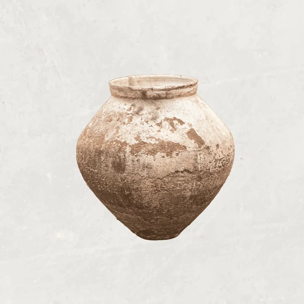 Uniek handgemaakte vintage kleivaas, terra en beige (55×55), handgemaakt en verweerd, persoonlijk ingekocht in Indonesië