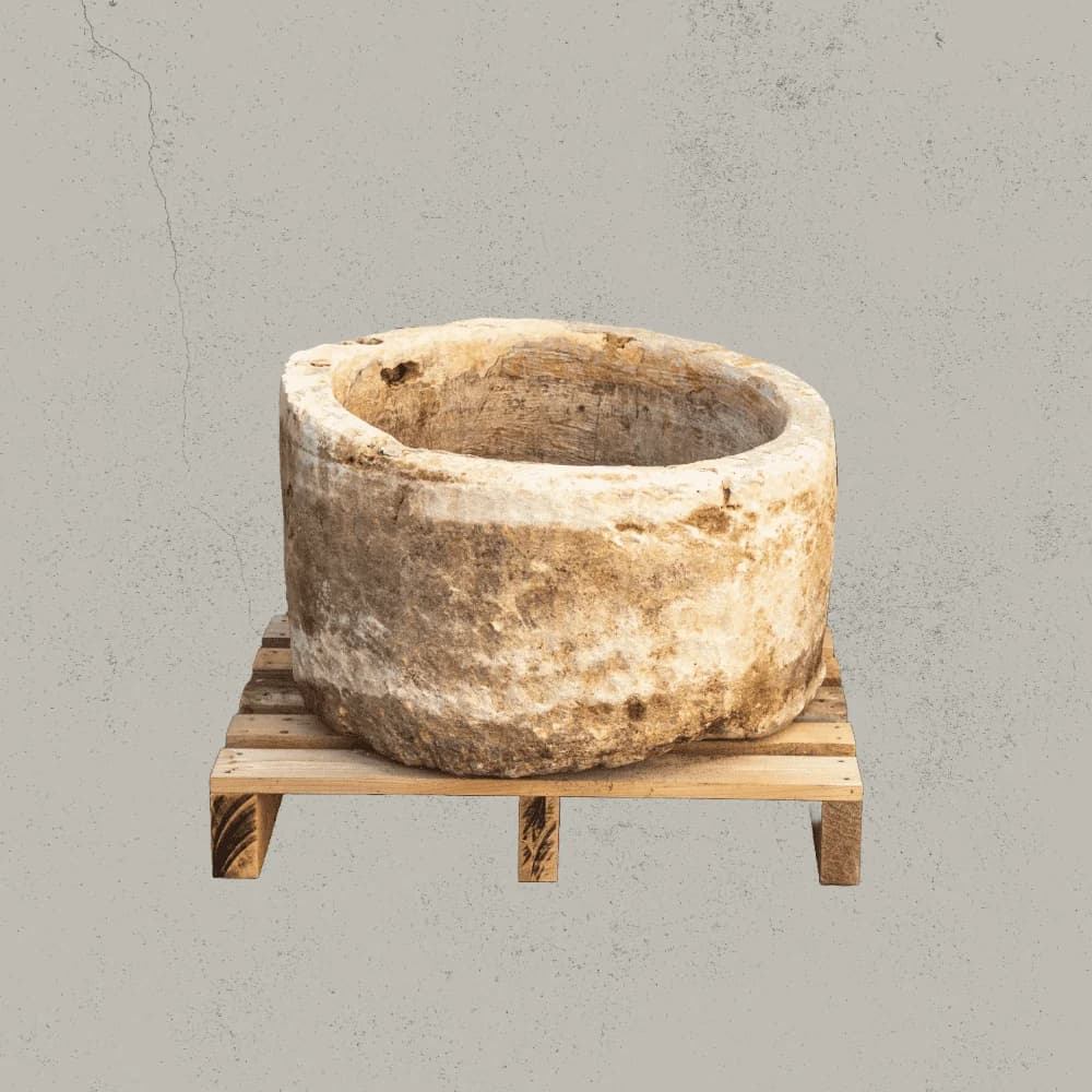 Natuurstenen pot met lichte patina, beige, rond (42×74), handgemaakt en verweerd, persoonlijk ingekocht in Indonesië